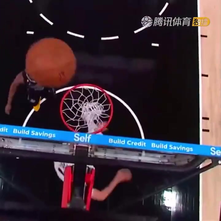 罕見(jiàn)一幕！努爾基奇拋投 球神奇停在籃板上沿 看呆凱爾登?。ㄅ瑺柣婕\）