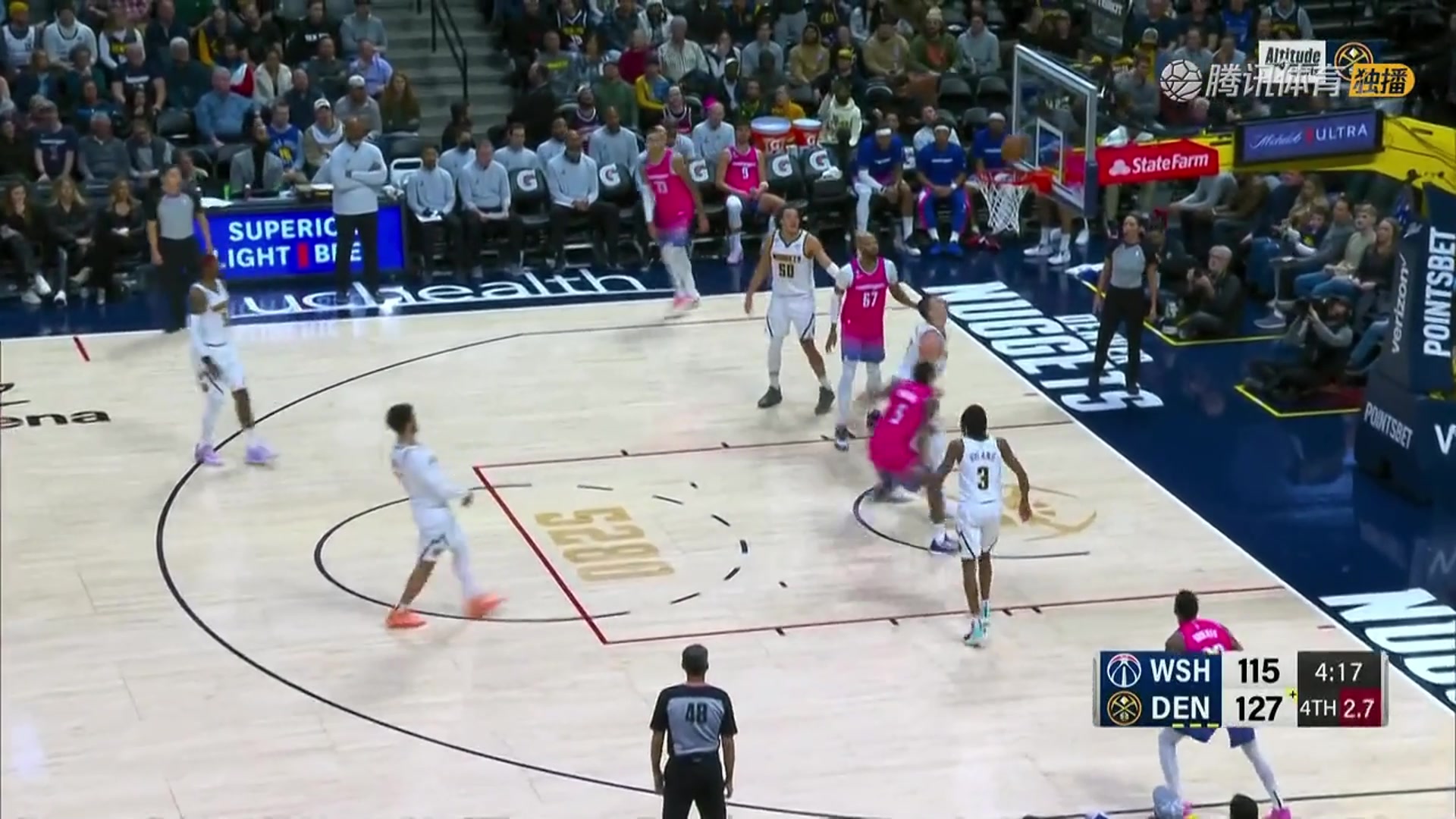 和我一隊沒(méi)這么厲害？巴頓在約基奇頭上搶到前場(chǎng)籃板霸氣補籃得手（約翰·巴頓）